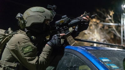 לוחמי צה"ל עצרו שני מבוקשים | צפו בפעילות