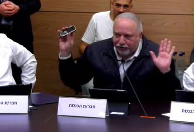 ליברמן מציג את "הכשר" שלו