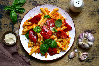 יעיל וקליל: פסטה ברוטב עגבניות, פלפלים קלויים ופרמזן