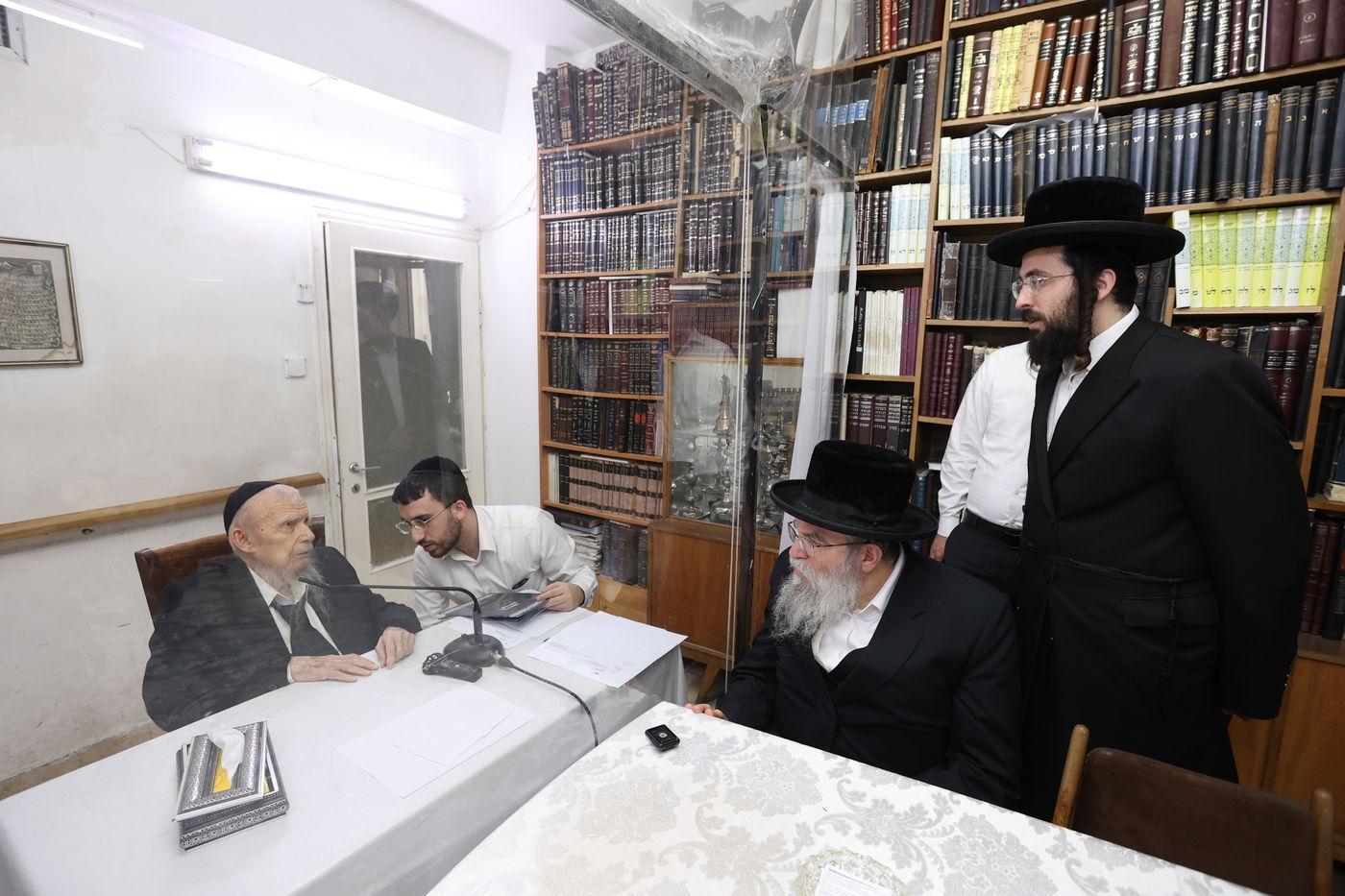 במעונו של  הגרי"ג איידלשטיין