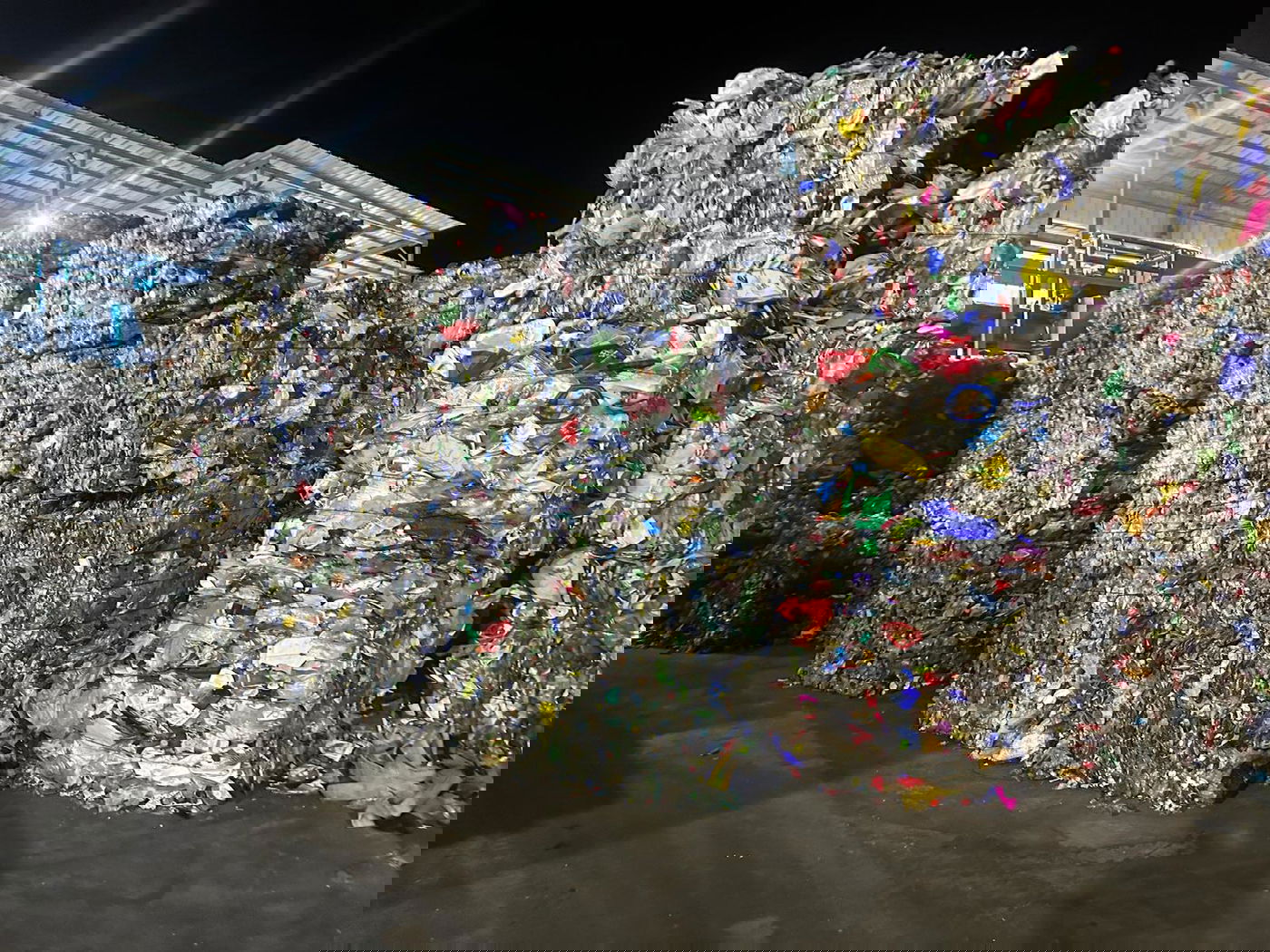 שריפה פרצה במפעל למיחזור פלסטיק | צפו בתיעוד