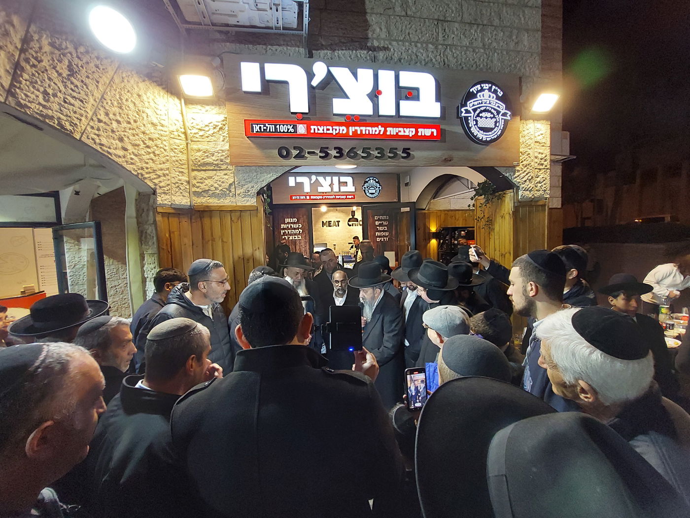 הרב מוצפי קבע מזוזה לסניף הראשון של רשת 'בוצ'רי' בירושלים