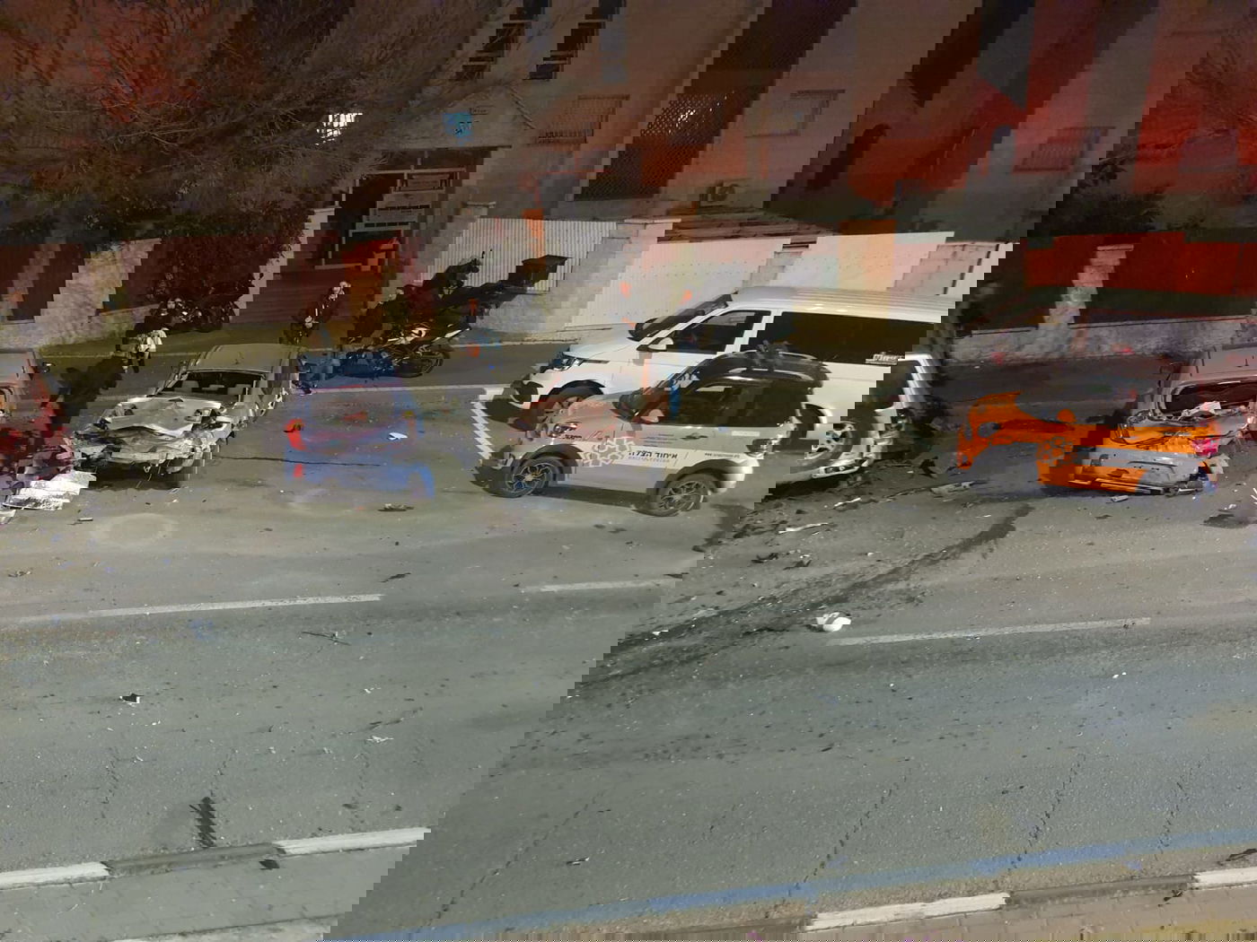 דרמה לילית באלעד: בחור ישיבה בן 15 'דפק' שמונה רכבים | תיעוד