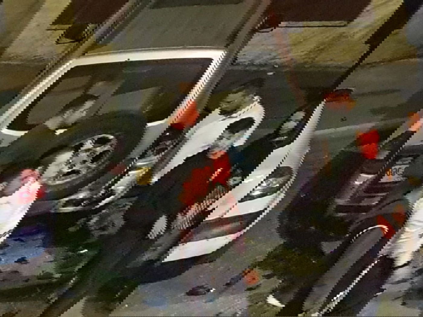 דרמה לילית באלעד: בחור ישיבה בן 15 'דפק' שמונה רכבים | תיעוד