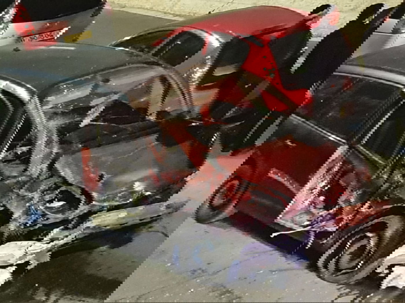 דרמה לילית באלעד: בחור ישיבה בן 15 'דפק' שמונה רכבים | תיעוד