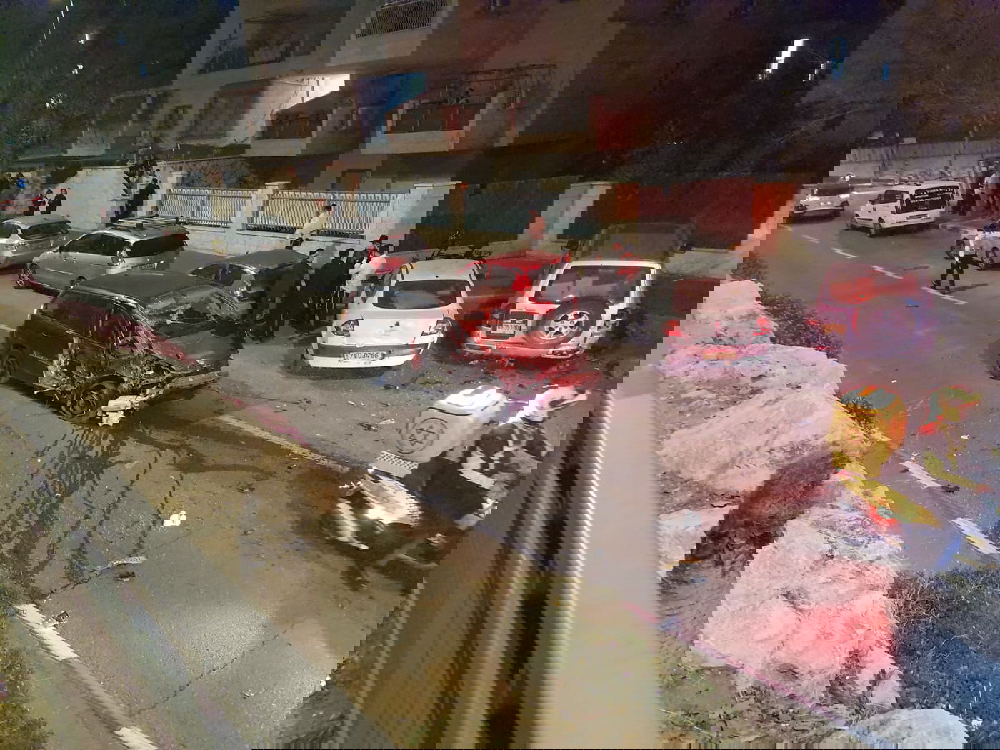 דרמה לילית באלעד: בחור ישיבה בן 15 'דפק' שמונה רכבים | תיעוד