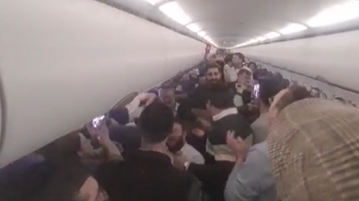 קומזיץ בשחקים: כך מילאו החרדים את המטוס בשירה