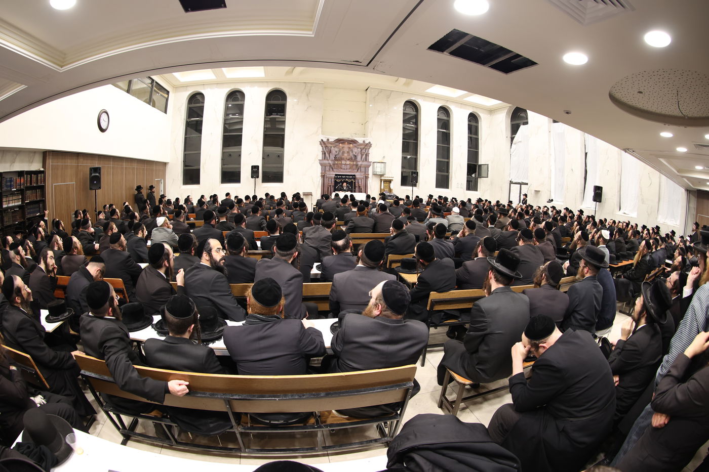 האדמו"ר מסקולען י-ם מסר שיעור תורה בביתר