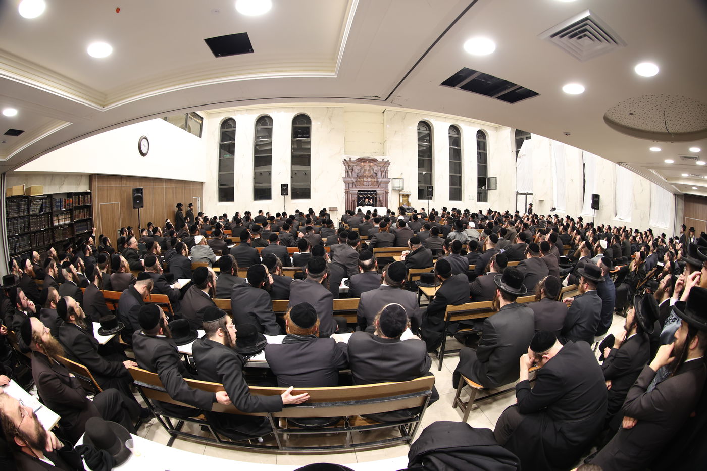 האדמו"ר מסקולען י-ם מסר שיעור תורה בביתר