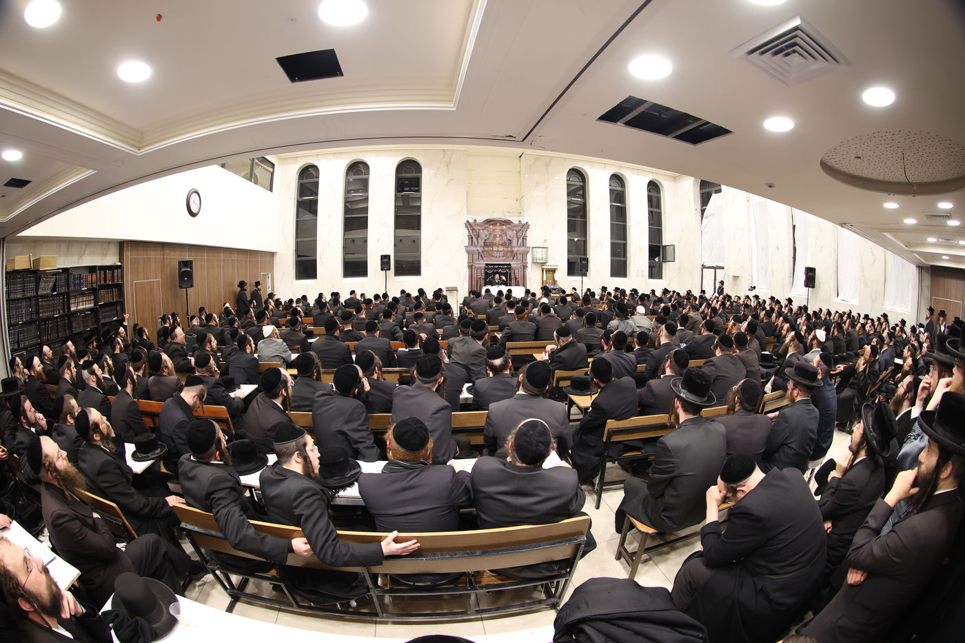 האדמו"ר מסקולען י-ם מסר שיעור תורה בביתר