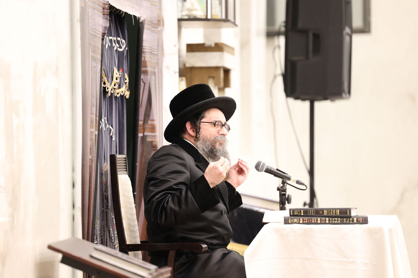 האדמו"ר מסקולען י-ם מסר שיעור תורה בביתר