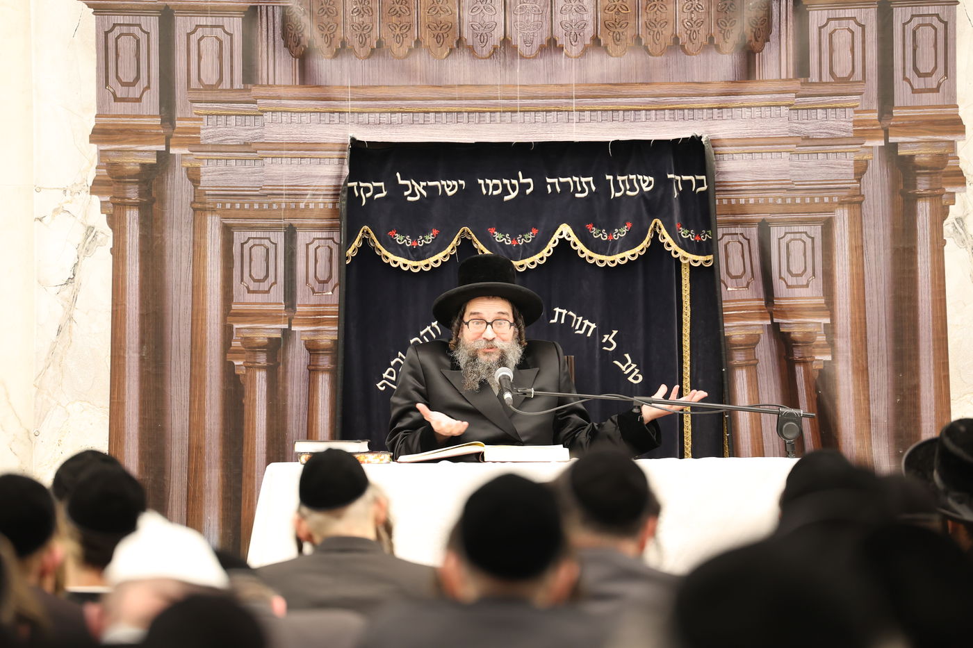 האדמו"ר מסקולען י-ם מסר שיעור תורה בביתר