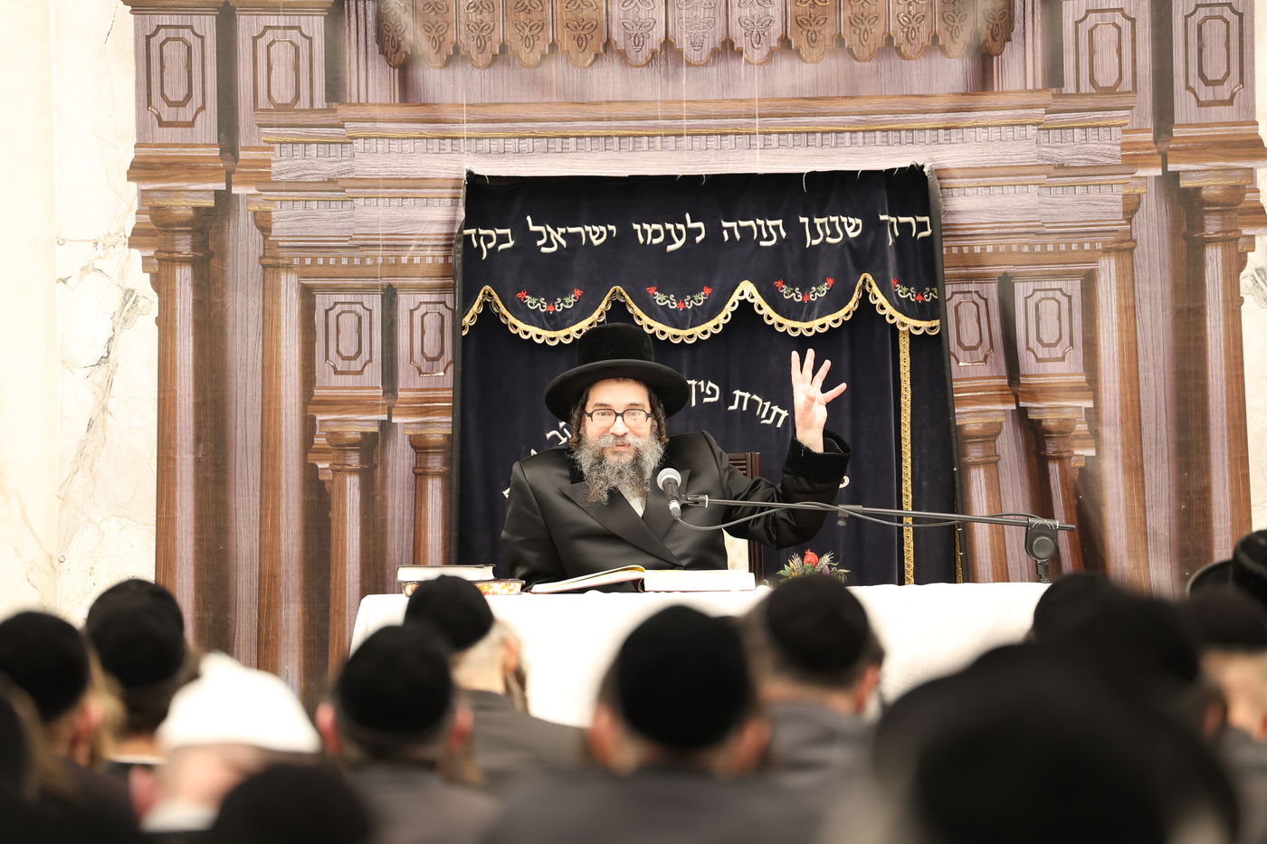 האדמו"ר מסקולען י-ם מסר שיעור תורה בביתר