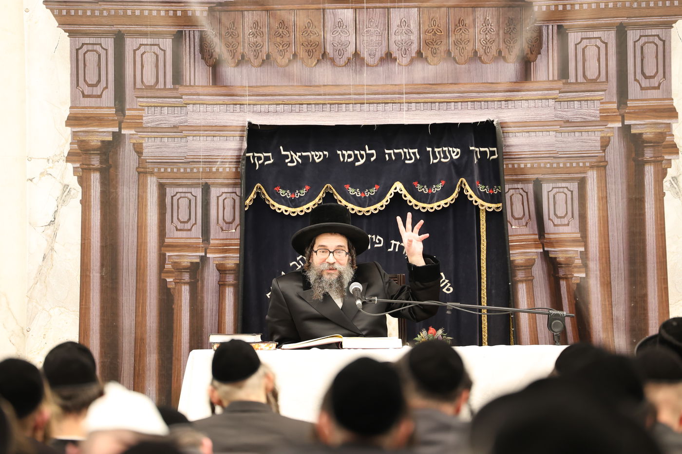 האדמו"ר מסקולען י-ם מסר שיעור תורה בביתר