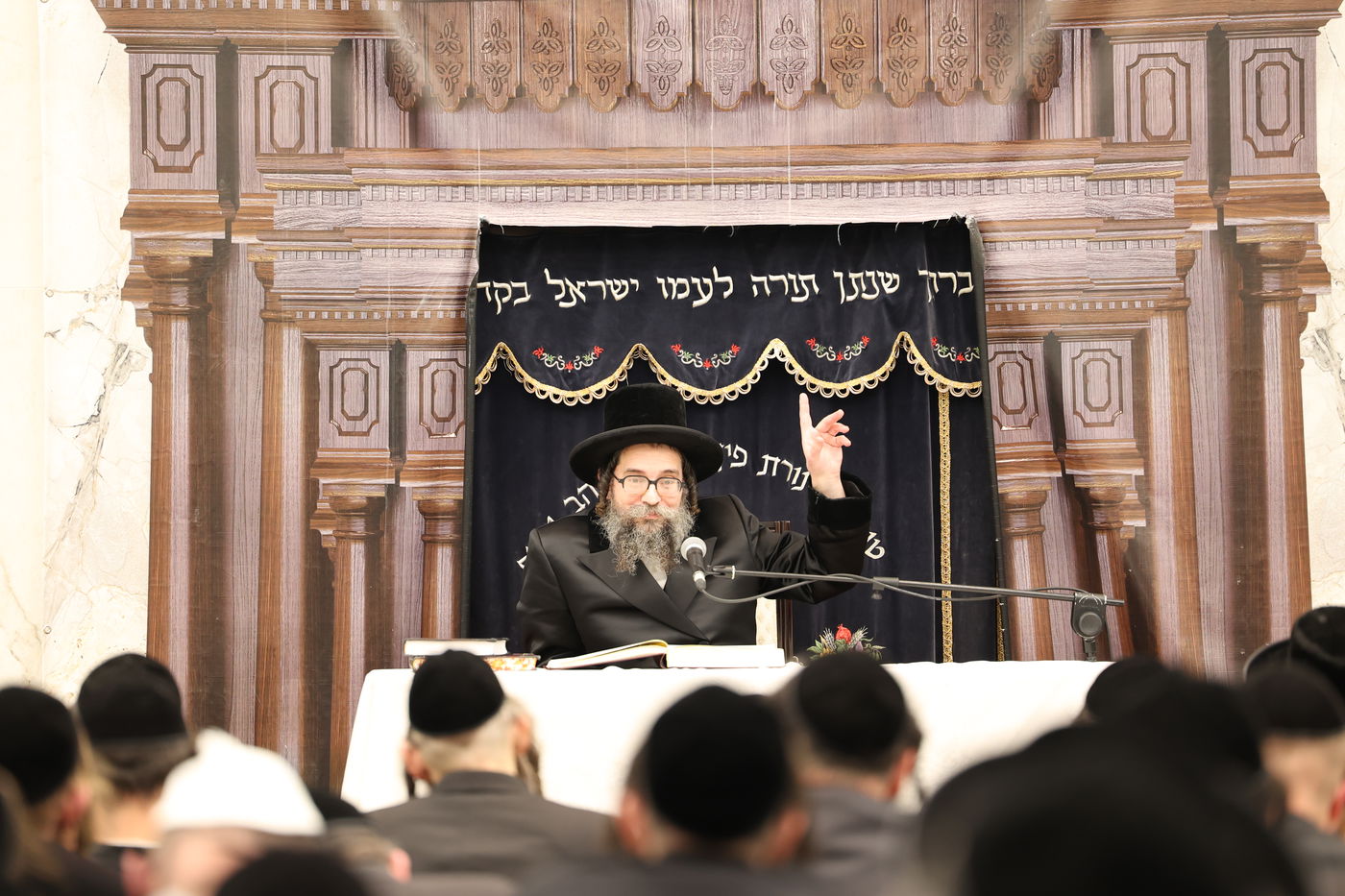 האדמו"ר מסקולען י-ם מסר שיעור תורה בביתר