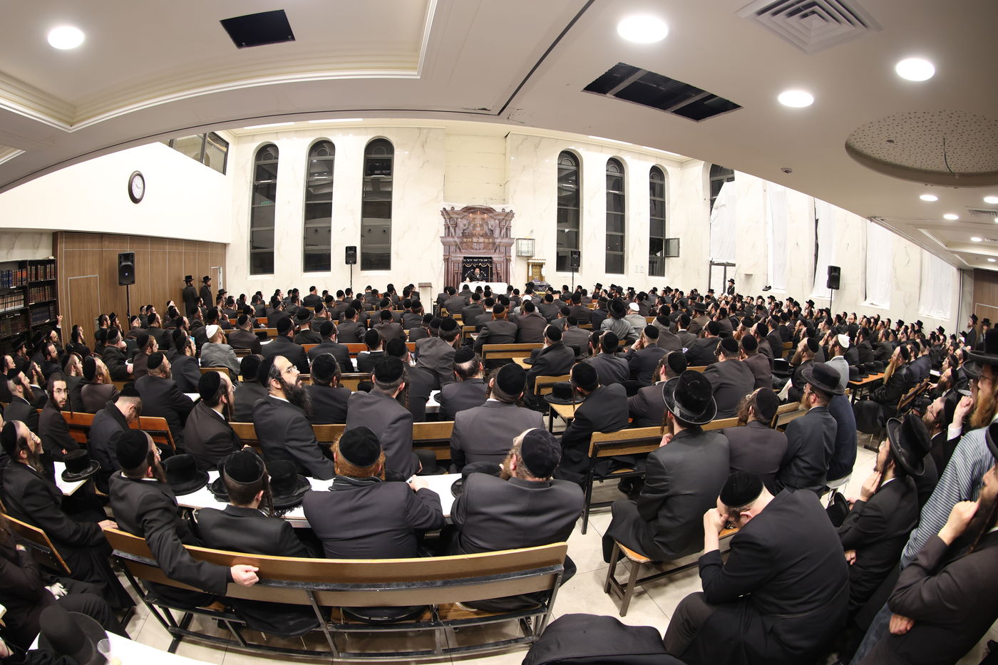 האדמו"ר מסקולען י-ם מסר שיעור תורה בביתר