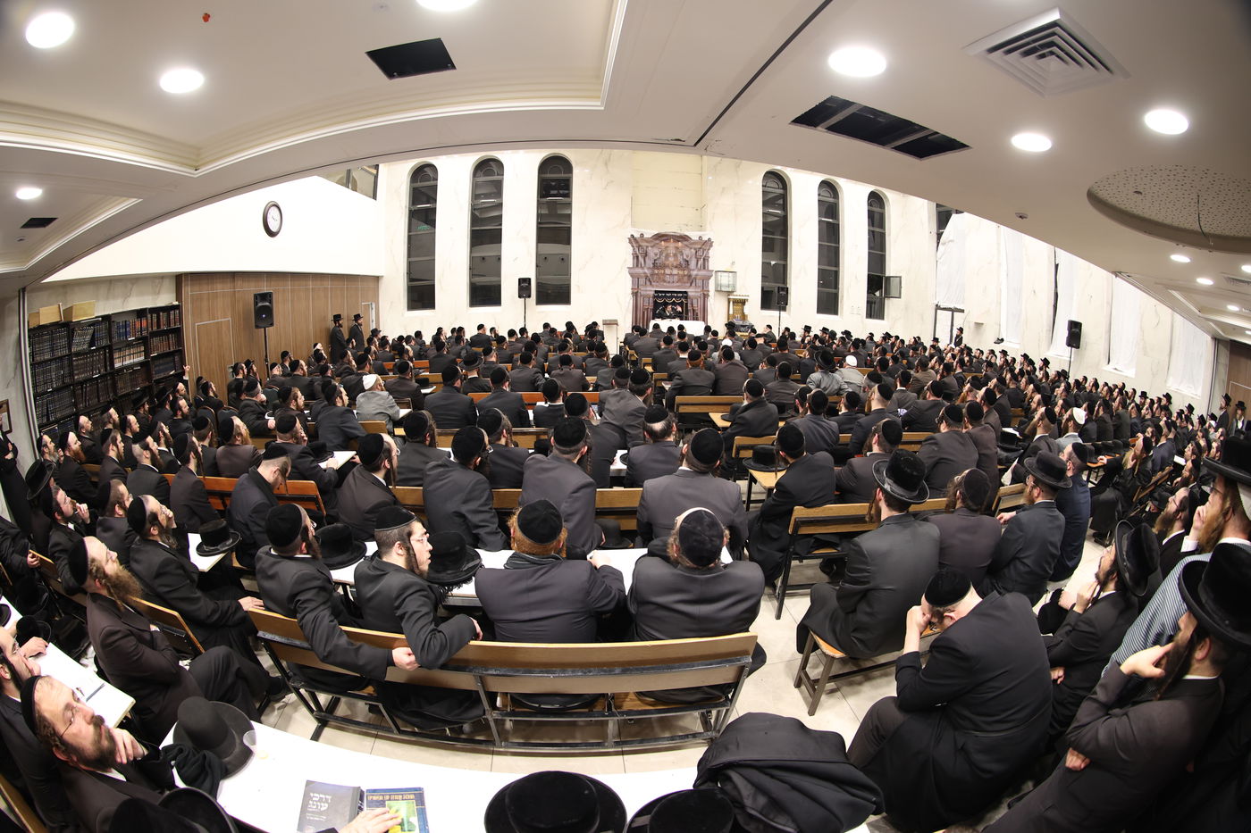 האדמו"ר מסקולען י-ם מסר שיעור תורה בביתר