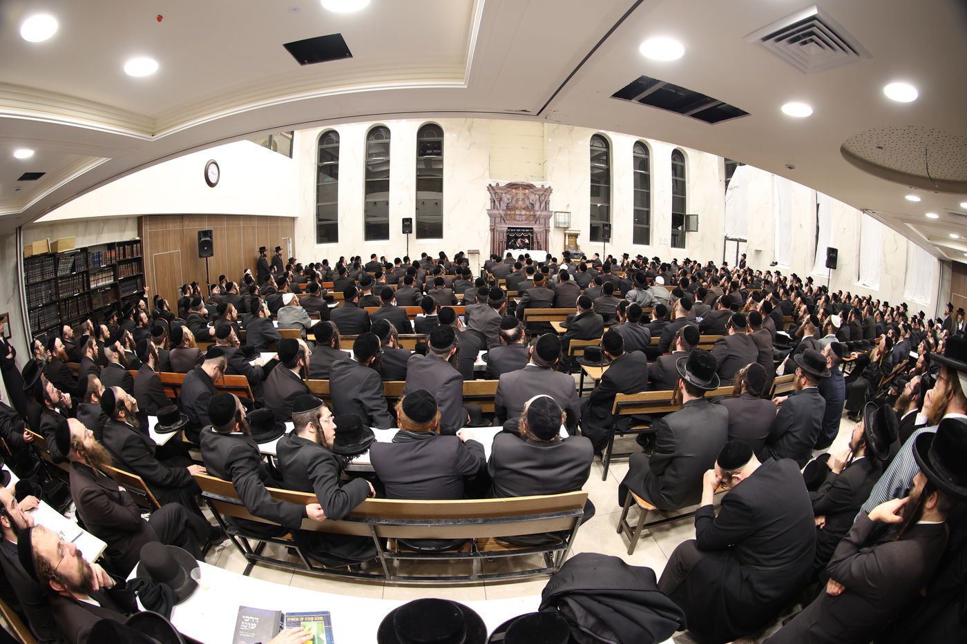 האדמו"ר מסקולען י-ם מסר שיעור תורה בביתר