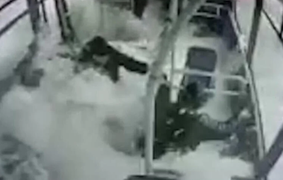 הנהג איבד שליטה - ודרדר את האוטובוס לאגם | צפו