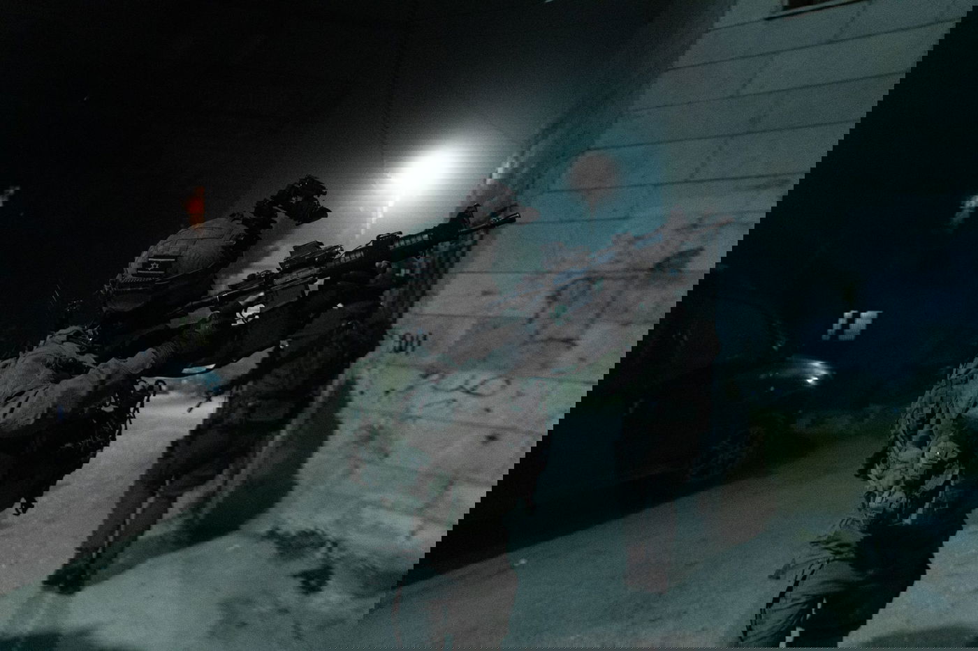 שלושה מבוקשים נעצרו; אחד נתפס עם אקדח • תיעוד