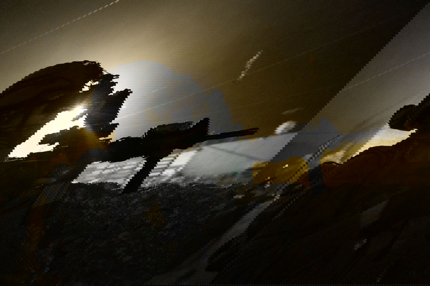 שלושה מבוקשים נעצרו; אחד נתפס עם אקדח • תיעוד