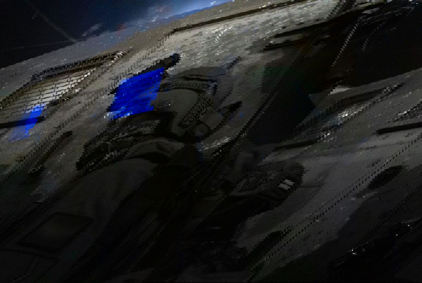 שלושה מבוקשים נעצרו; אחד נתפס עם אקדח • תיעוד