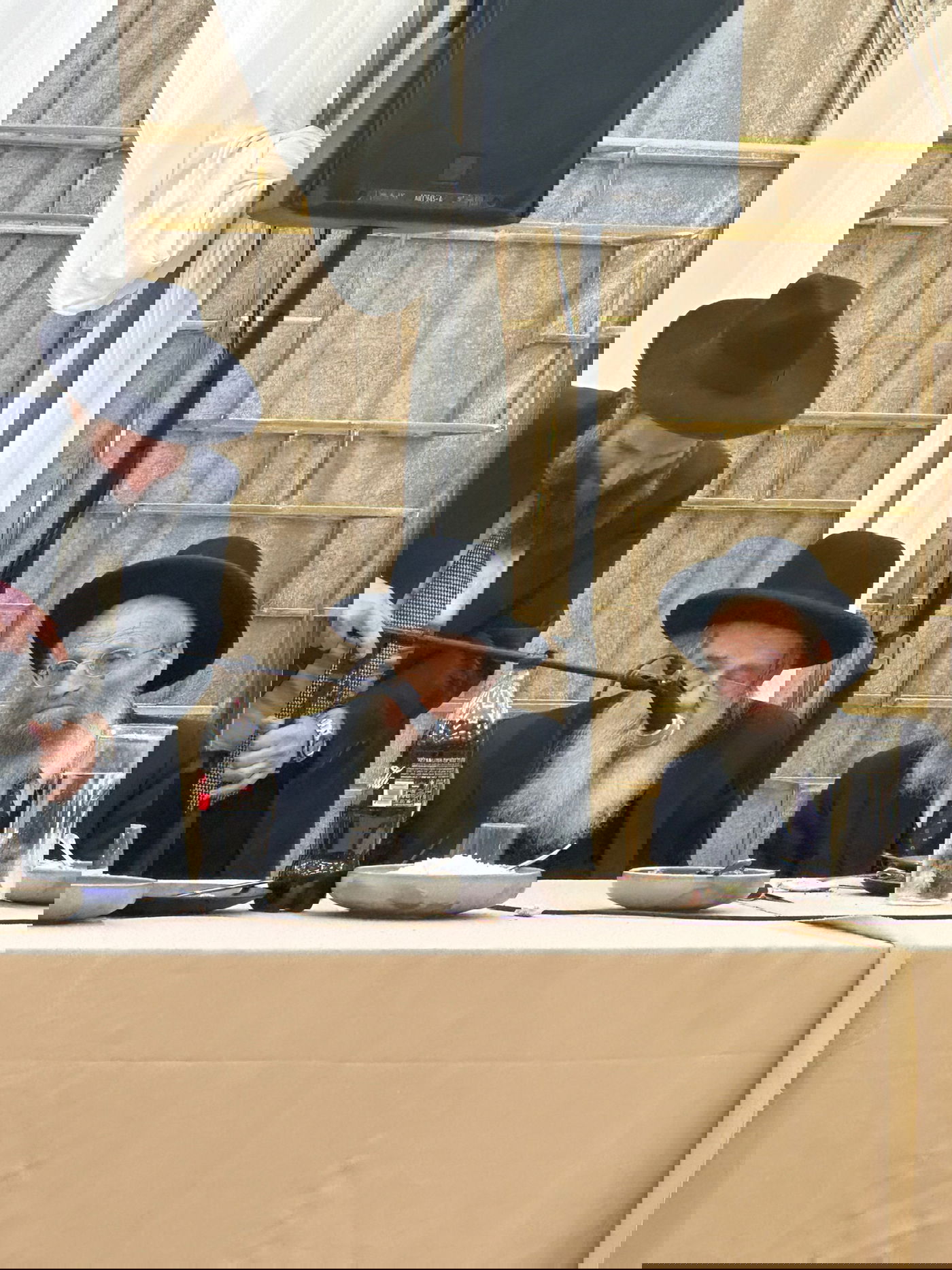 הפתיעו את החבר: חברי 'הוועד' סיימו ש"ס לעילוי נשמת האם