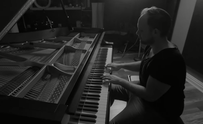 מנדי פורטנוי בביצוע פסנתר מרגש: "אחת"