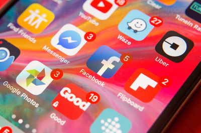 עובד לשעבר: 'פייסבוק' בכוונה מחסלת לכם את הסוללה