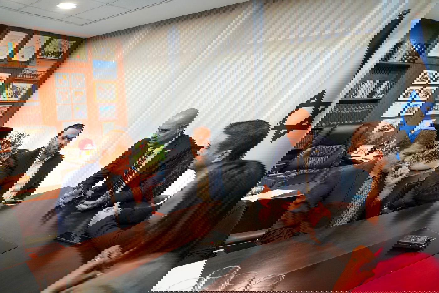 ועדת האתיקה נחנכה בלשכת אוחנה; "לא ועדת צנזורה"