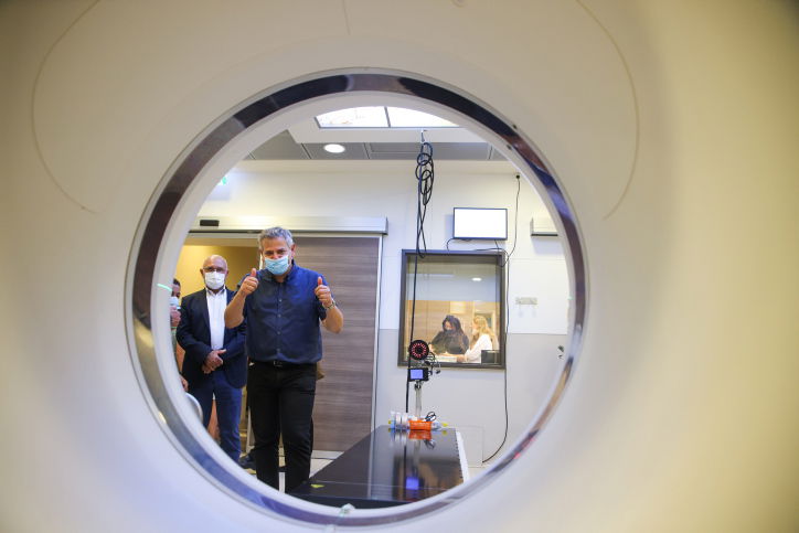 מטופל השתולל בחדר מיון והוצא בכוח לחנייה; מאבטח נפצע