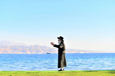 הרבי מויז'ניץ בשירת הים שנה שעברה על ים סוף