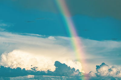 מה אפשר ללמוד מה'קשת בענן' על 'קריעת ים סוף'?