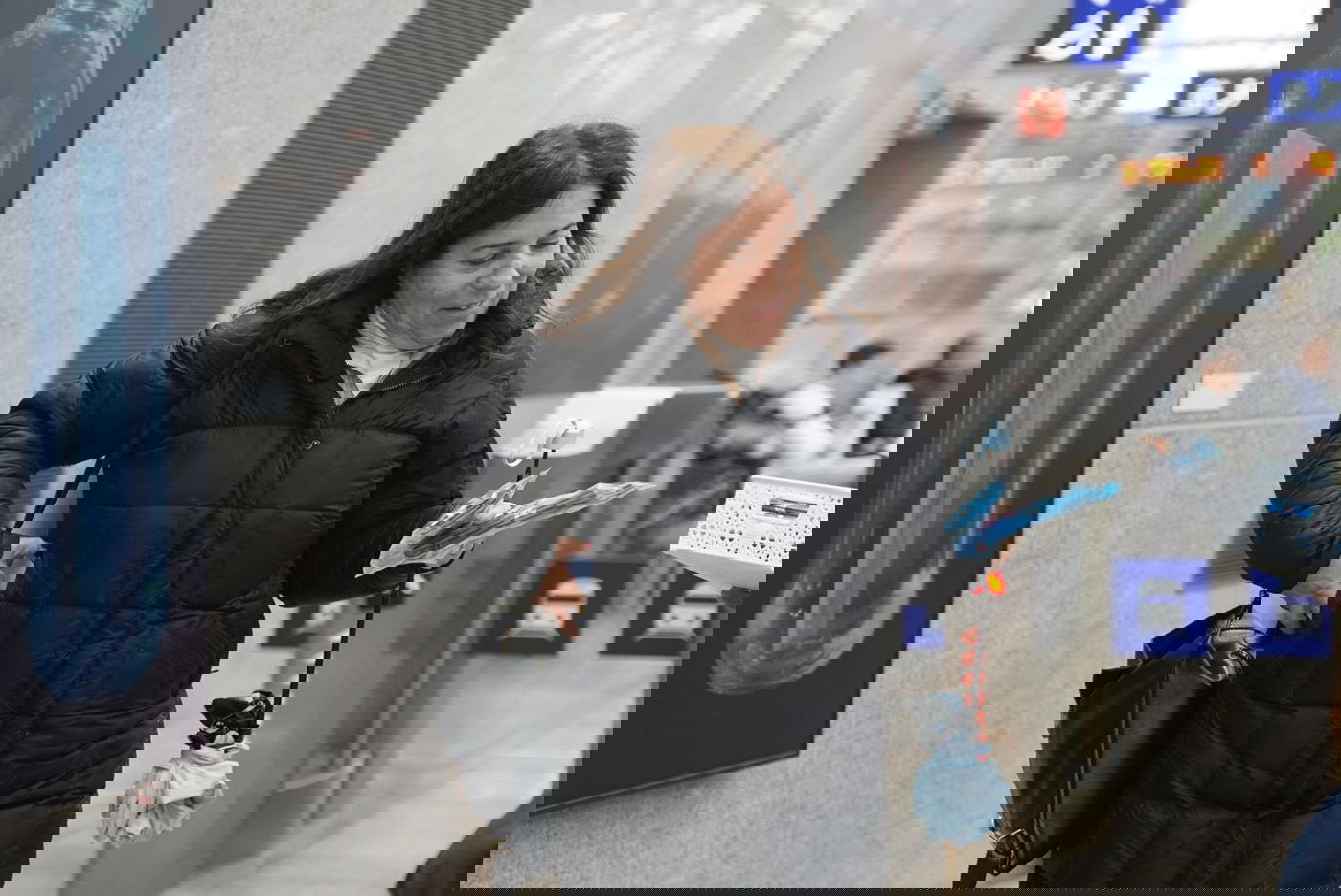 הנוסעים הופתעו: ירדו מהרכבת וקיבלו גרביים