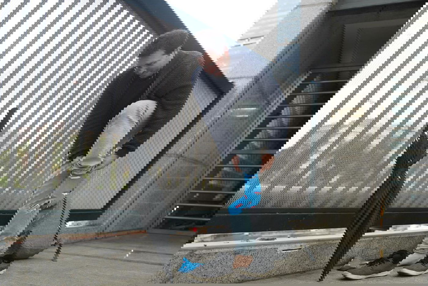 הנוסעים הופתעו: ירדו מהרכבת וקיבלו גרביים