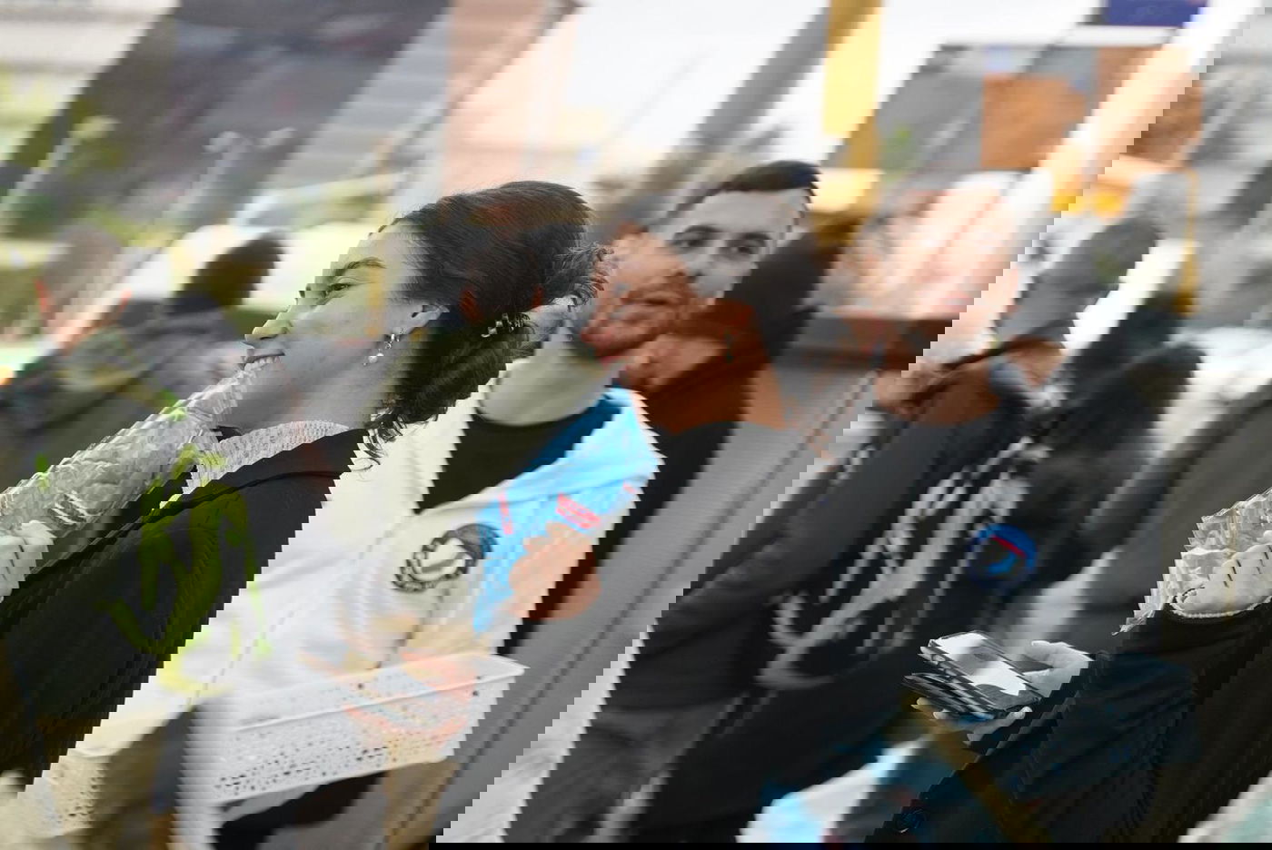 הנוסעים הופתעו: ירדו מהרכבת וקיבלו גרביים