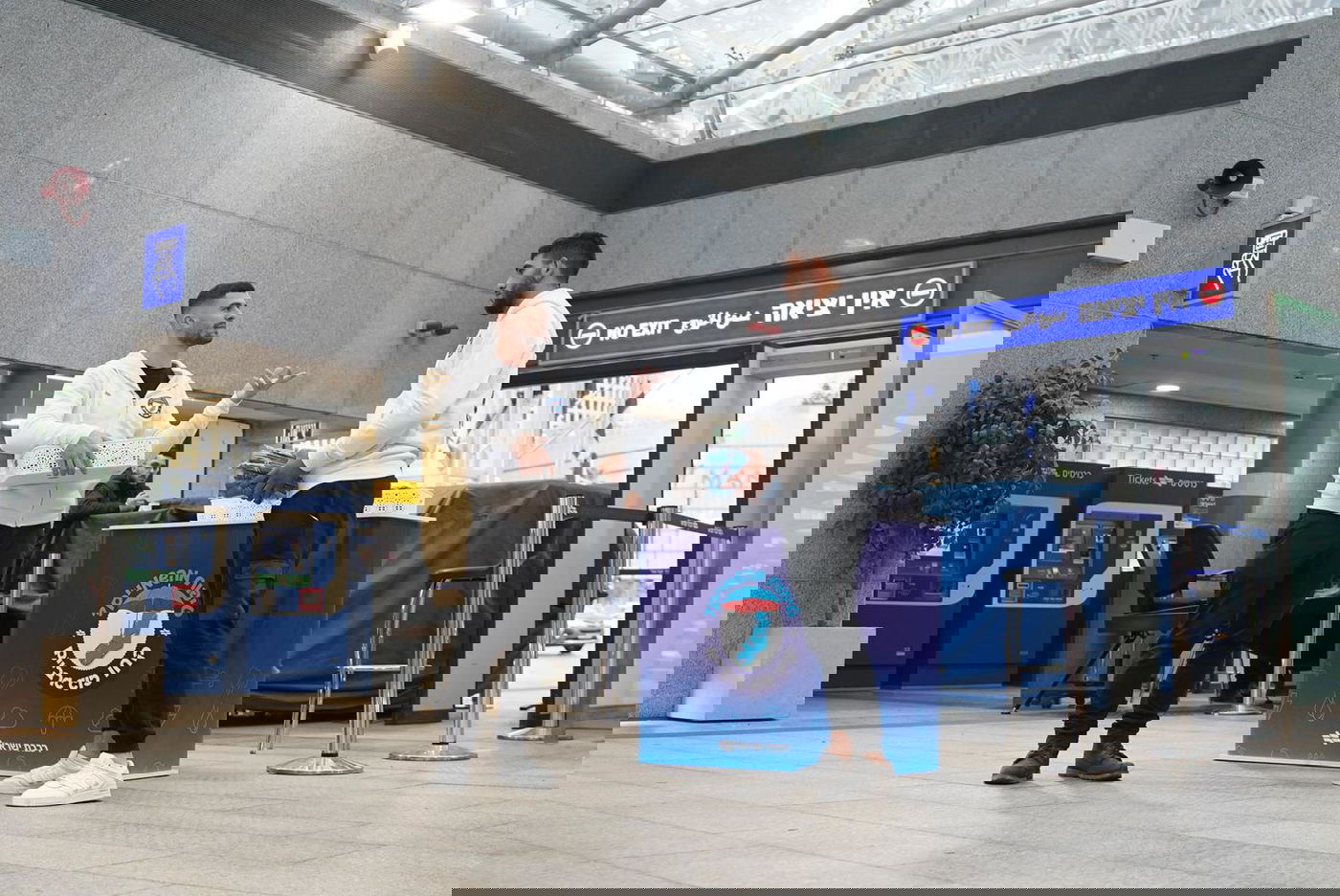 הנוסעים הופתעו: ירדו מהרכבת וקיבלו גרביים