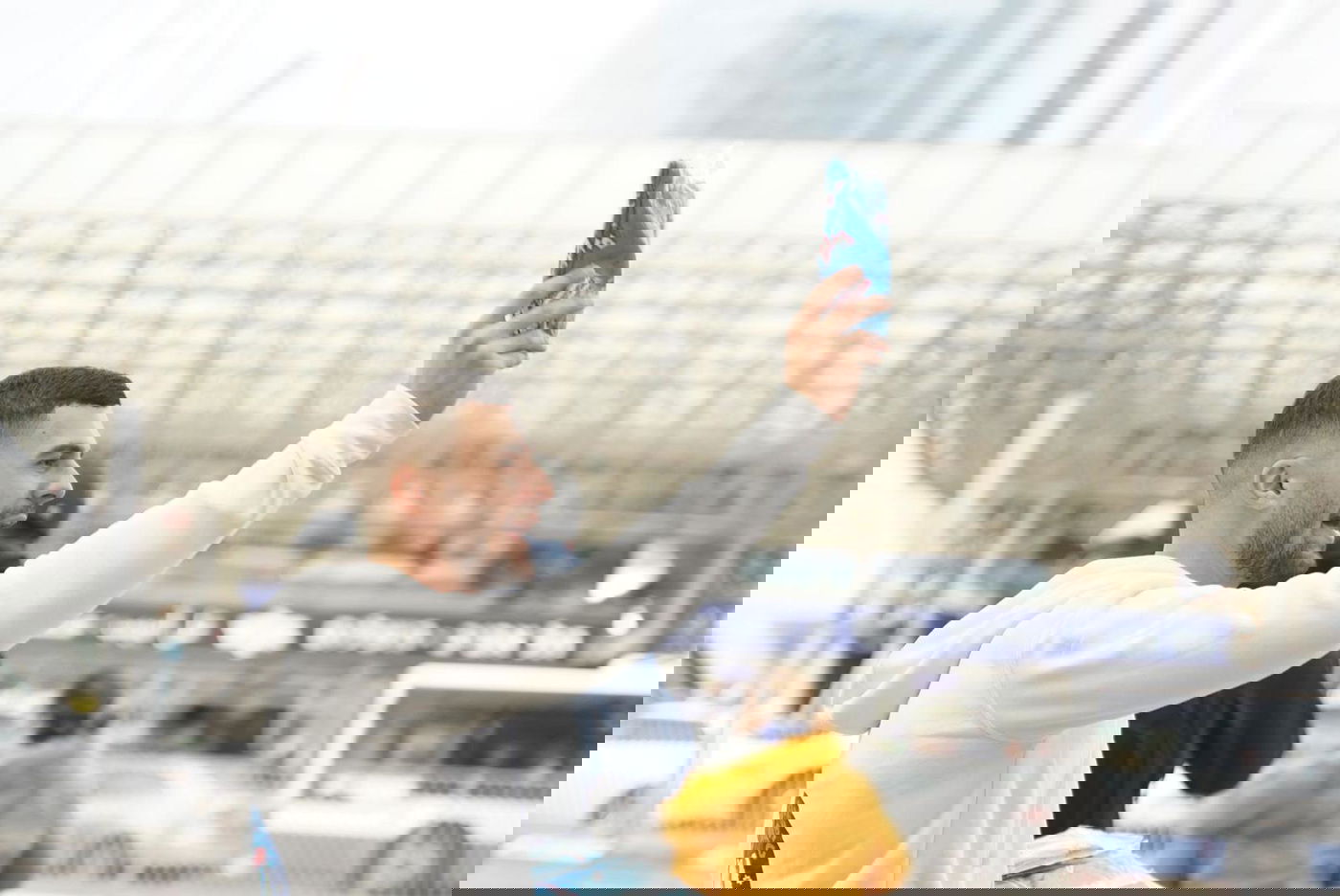 הנוסעים הופתעו: ירדו מהרכבת וקיבלו גרביים