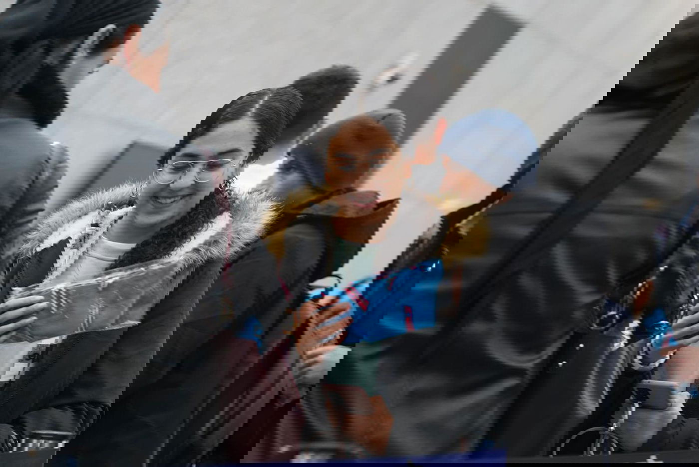 הנוסעים הופתעו: ירדו מהרכבת וקיבלו גרביים