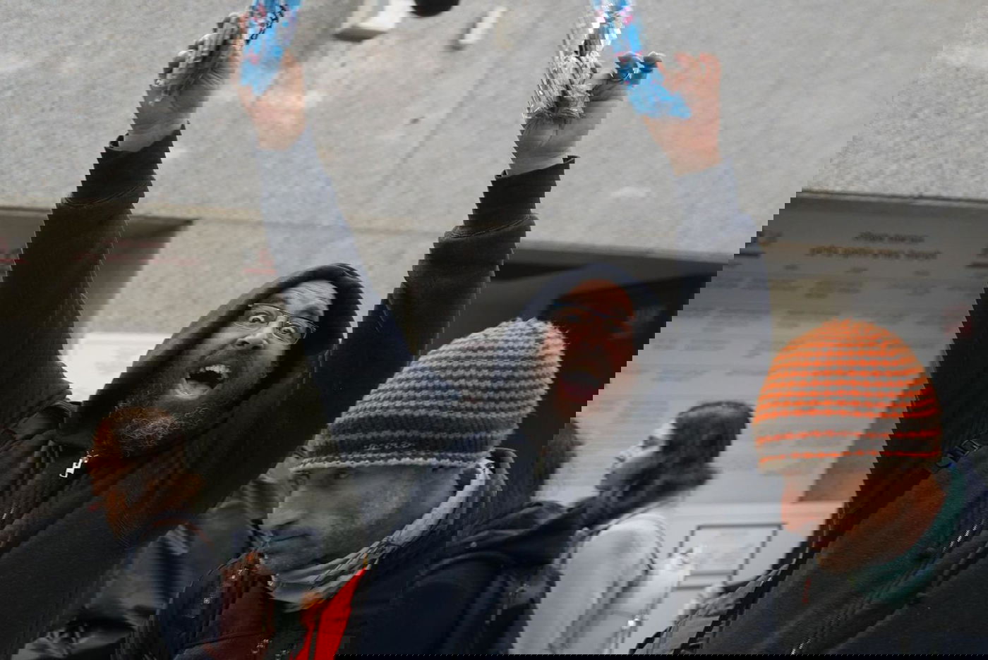 הנוסעים הופתעו: ירדו מהרכבת וקיבלו גרביים