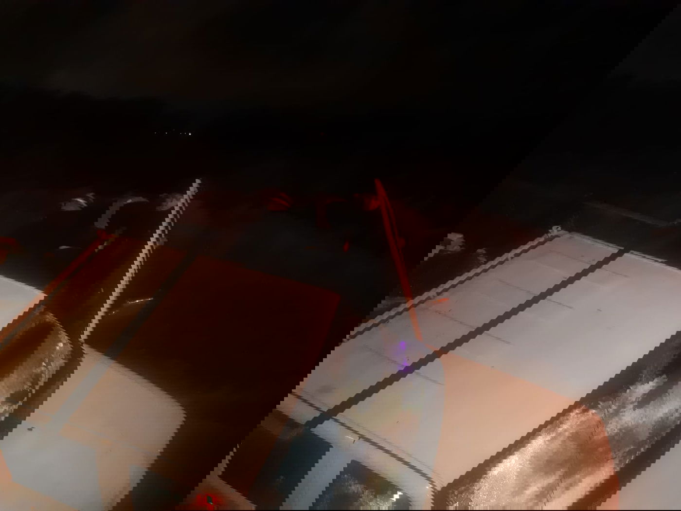 נלכד בתוך הצפה כשמים נכנסים לרכב; כך הוא חולץ