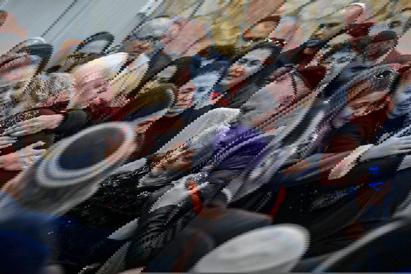 תמונת השבוע: אבל ודמעות בהלויית נרצח הפיגוע