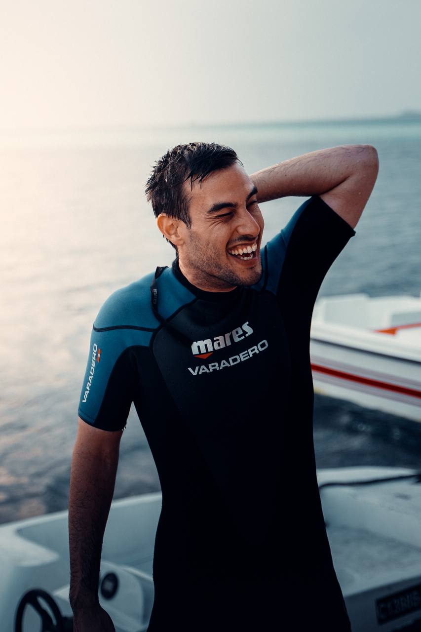 צולל עם כרישים ואוכל טונה | אוהד הנווד במסע ימי במלדיבים