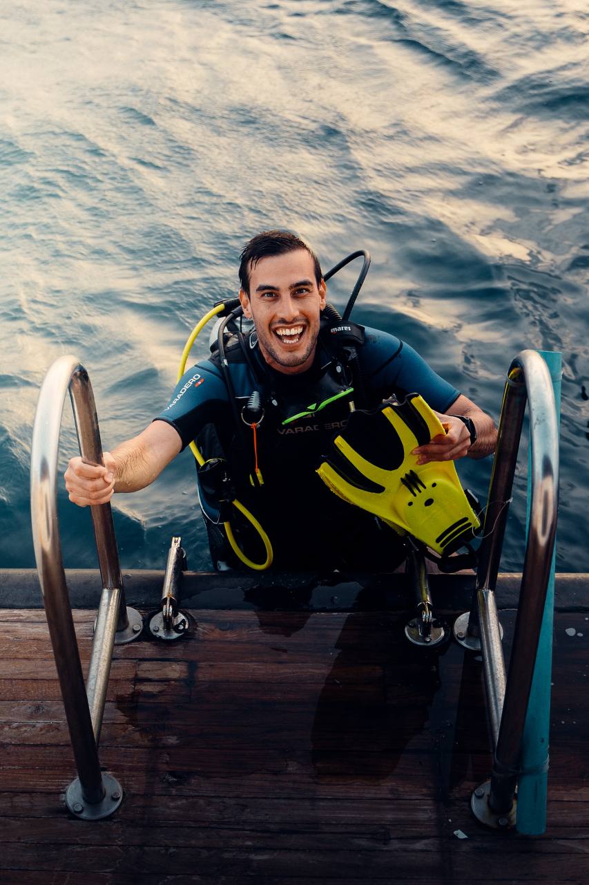 צולל עם כרישים ואוכל טונה | אוהד הנווד במסע ימי במלדיבים