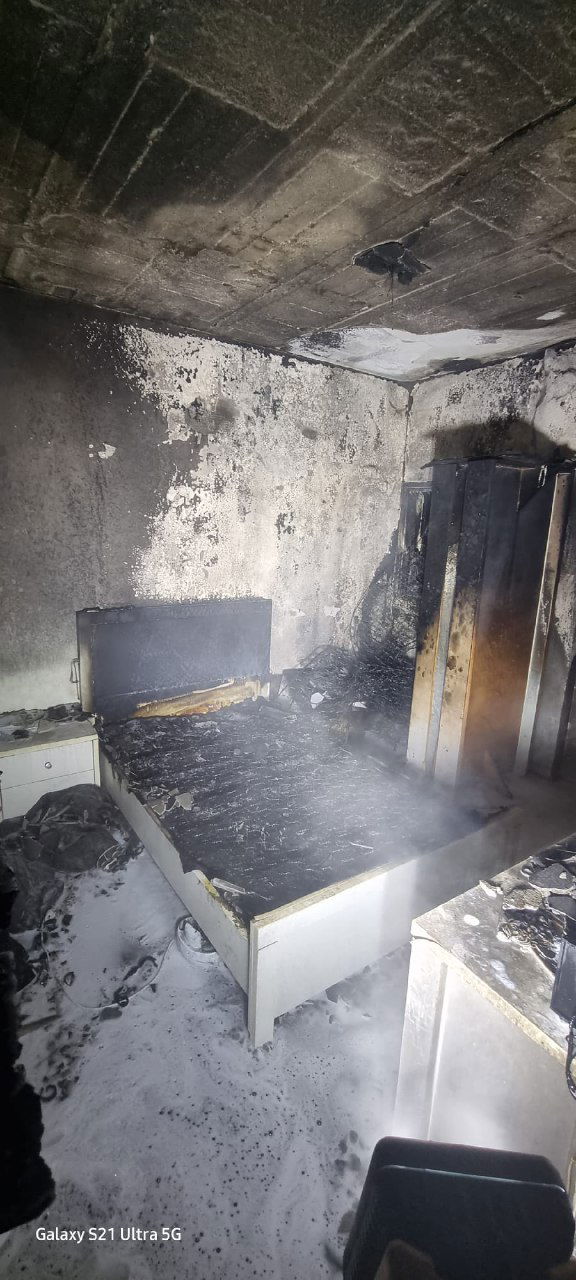 נרדמה עם מפזר חום ליד המיטה; חדר השינה עלה באש