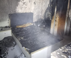 נרדמה עם מפזר חום ליד המיטה; חדר השינה עלה באש