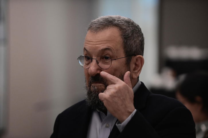 אהוד ברק מחק את ציוץ הפוטושופ: "מצר מאוד, מתנצל"