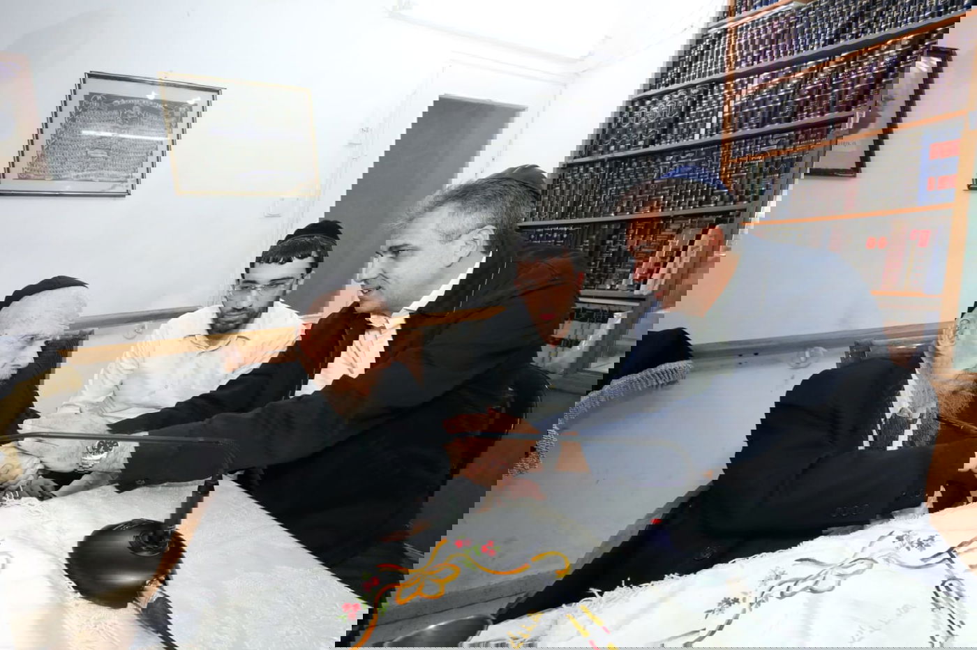 עם שולחן ערוך לשבת: ראש הישיבה קיבל את שר החוץ