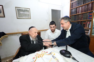 עם שולחן ערוך לשבת: ראש הישיבה קיבל את שר החוץ