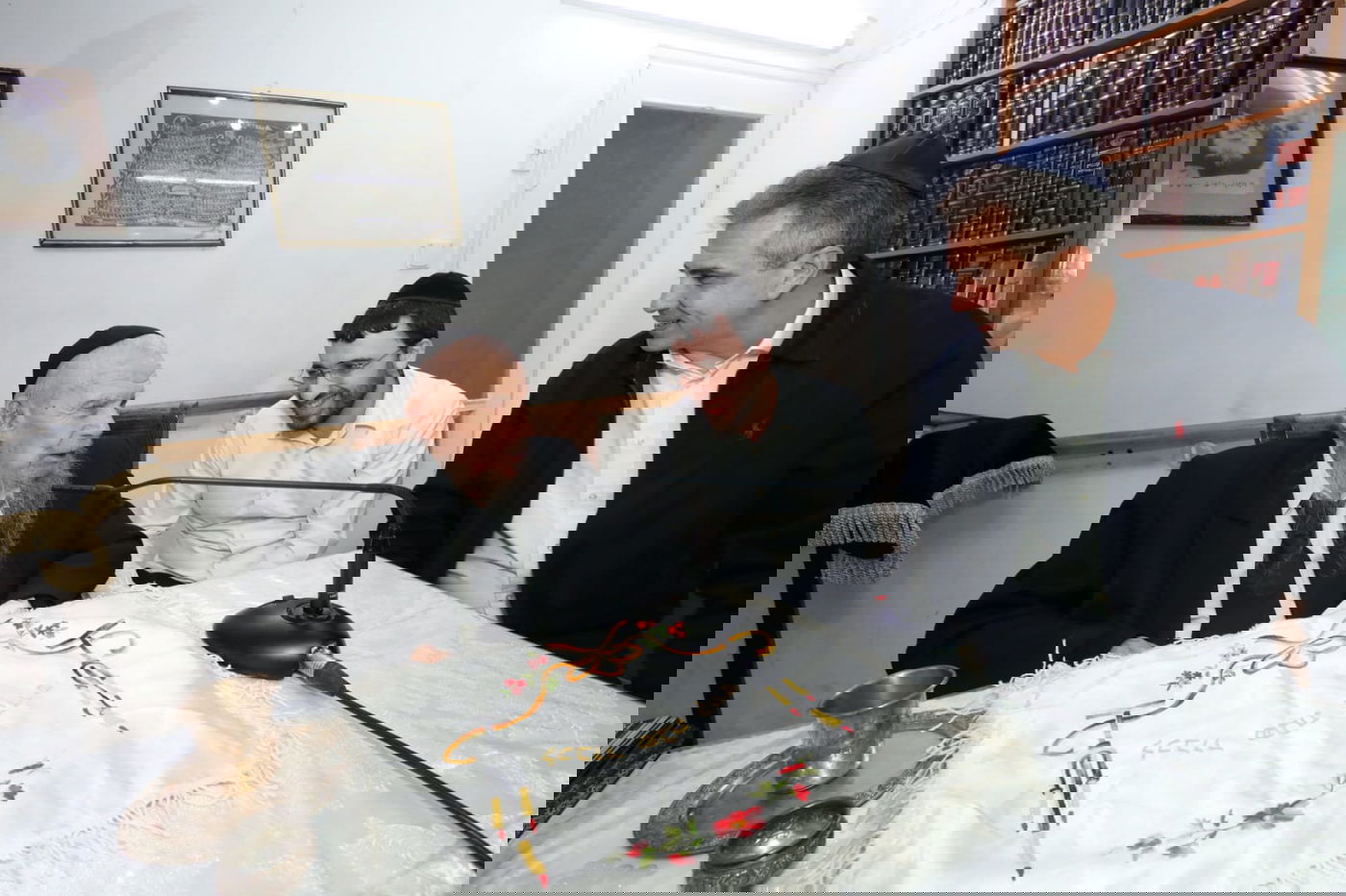 עם שולחן ערוך לשבת: ראש הישיבה קיבל את שר החוץ